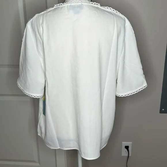 Cece Eyelet Trim Moss Crepe Top - Picture 3 of 8